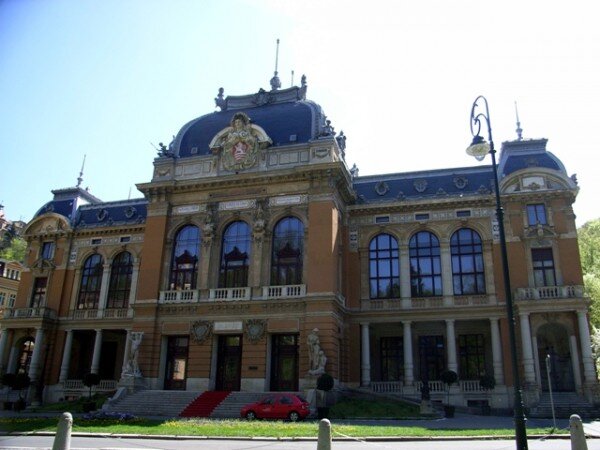 Lázně I (Císařské lázně) v Karlových Varech byly postaveny v letech 1892 až 1895 podle projektu kanceláře Fellner & Helmer.