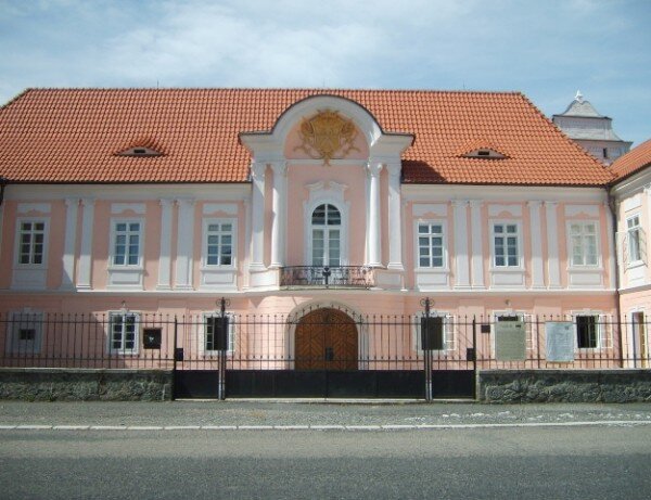 V obnoveném zámku v Hrádku u Sušice, který byl veřejnosti znovu otevřen v roce 2010, se budují vodní a vzdušné lázně. 