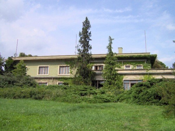 Vila Stiassni je unikátní svojí architekturou i zasazením do zeleně.