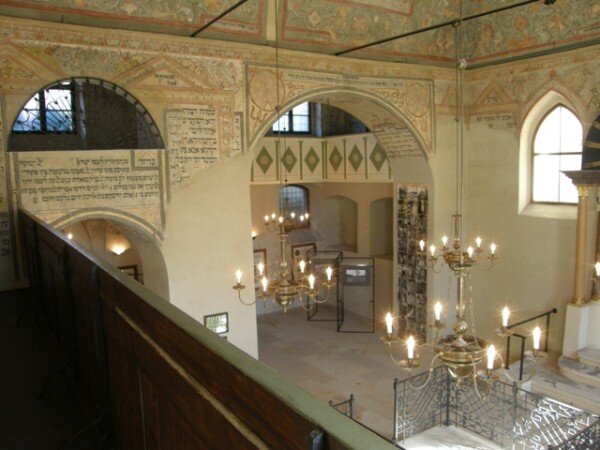 Na stěnách boskovické synagogy jsou náboženské texty, obrazy rostlin a zvířat, jejichž autory se stali Židé z Haliče, kteří na Moravu uprchli před pogromy kozáků. 