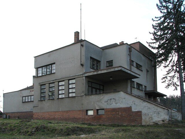 Návrh školy vznikl podle projektu místního architekta Karla Řepy.