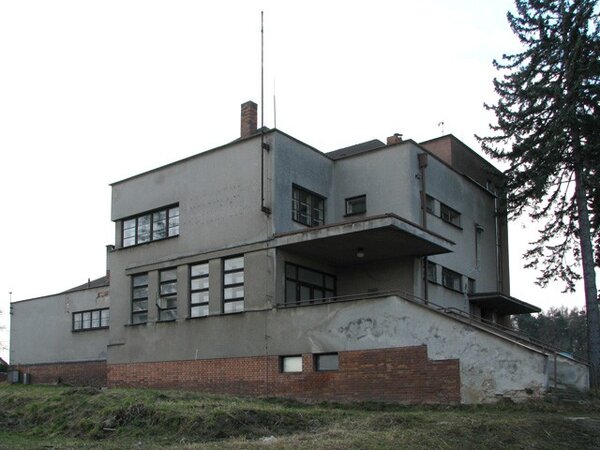 Návrh školy vznikl podle projektu místního architekta Karla Řepy.