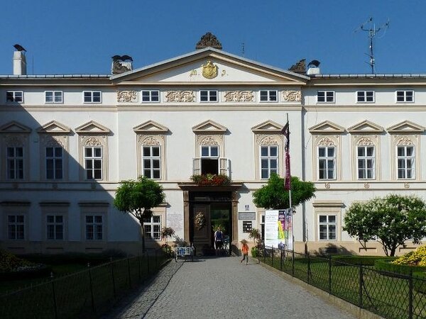 Přednášky se budou konat ve vstupní budově Květné zahrady v Kroměříži.