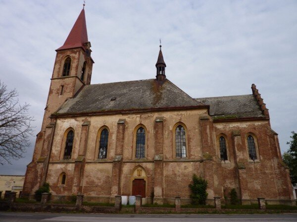 Kostel Nejsvětější Trojice v Suché u Nechanic byl postaven koncem 19. století v novogotickém stylu.