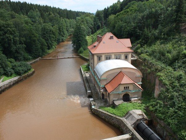 Malá vodní elektrárna Les Království má novou fasádu.