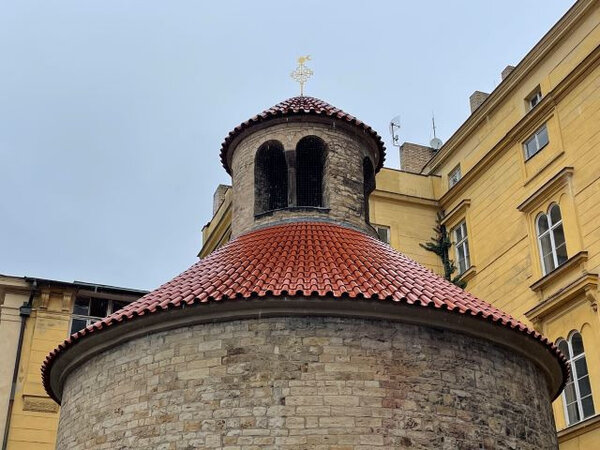 Nově zářící střechy na rotundě Nalezení sv. Kříže s Malými prejzy Tondach