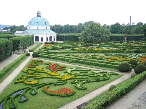 Květná zahrada v Kroměříži zachycená v plném květu.