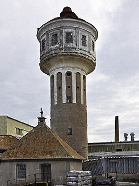 Věžový vodojem je součástí chlumčanských keramických závodů.