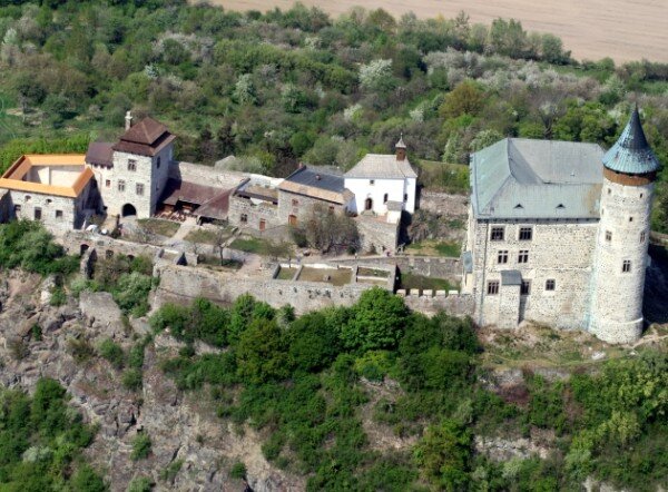 Centrem Hradozámecké noci a dění bude pro ročník 2012 hrad Kunětická hora, který byl vybrán v souvislosti s oslavami Pernštejnského roku.