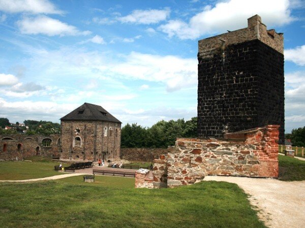 Nádvoří chebského hradu s Černou věží a kaplí sv. Erharda a Uršuly