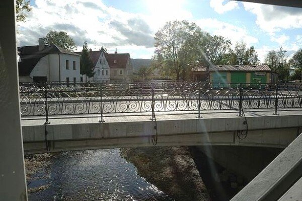 Na financování kopie secesního mostu se z devadesáti procent podílel stát, 2,5 milionu přidal Liberecký kraj a přispěli i obyvatelé partnerského bavorského Eichstättu.