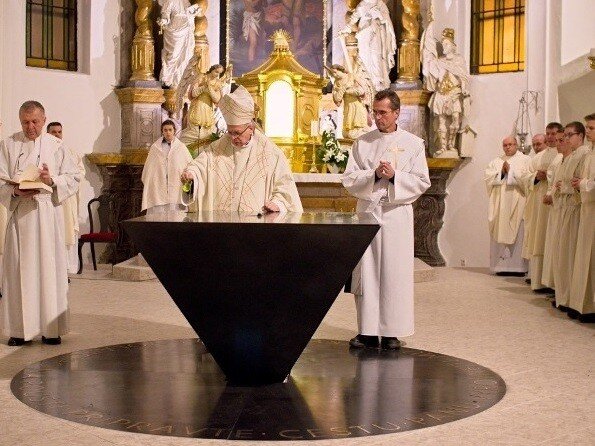 Nový oltář v kostele sv. Jana Křtitele ve Frýdku má tvar jehlanu vnořeného špičkou do kruhu.