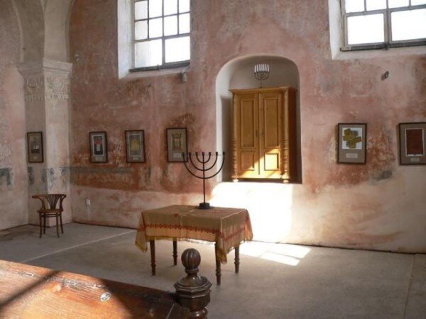 V loštické synagoze je umístěna nová muzejní expozice a zřízena knihovna mapující  židovskou historii, kulturu a tradice.  