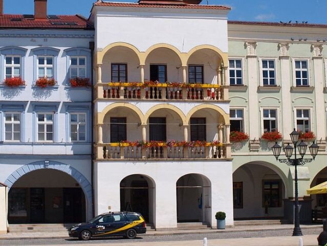 Renesanční dům na náměstí v Novém Jičíně, takzvaná Stará pošta (na snímku uprostřed), prošel rekonstrukcí za více než 3,2 milionu korun.