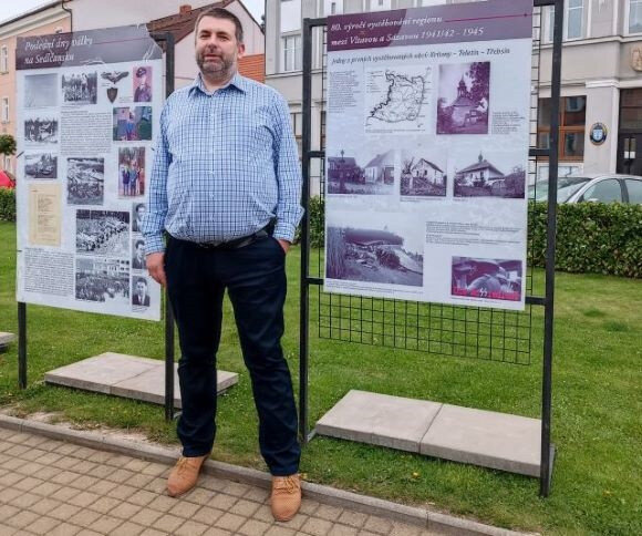 Michal Sejk je profesí archivářem.