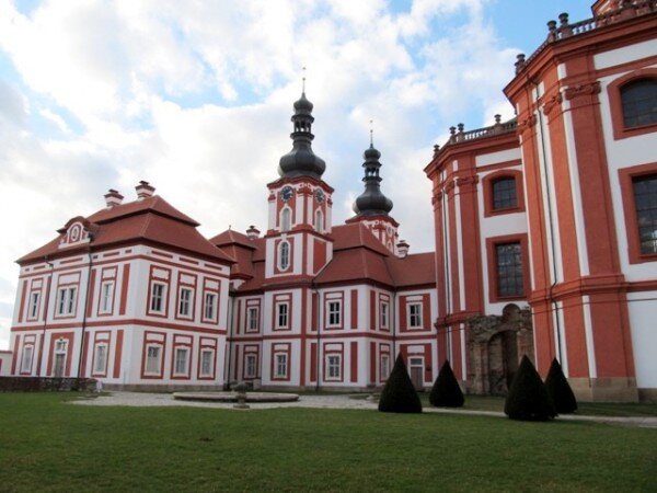 Klášter v Mariánské Týnici byl postaven podle návrhu architekta Jana Blažeje Santiniho. 