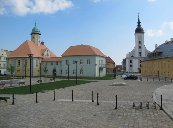 Zrevitalizované náměstí v Javorníku s obnovenou radnicí