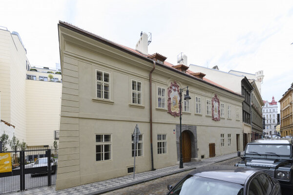 Na uliční fasádě došlo k odhalení fragmentů výjevů s motivem Panny Marie a žehnajícího neznámého světce.