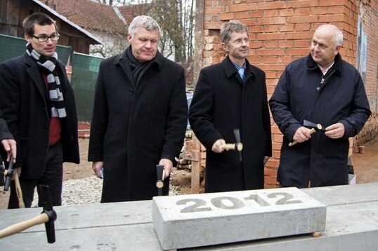 K poklepu základního kamene se sešli (zleva) architekt Šťepán Valouch, slavonický starosta  Josef Urban, senátor Miloš Vystrčil a zástupce stavební firmy Podzimek a synové s.r.o. Martin Podzimek.