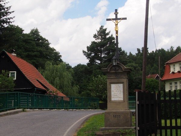 Takzvaný školní kříž nechaly obnovit Občanské sdružení pod Studencem a obec Kunratice.