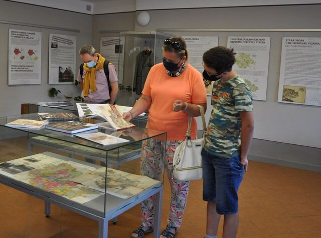 Expozici doplňují mapy a fotografie z fondu Národního památkového ústavu.