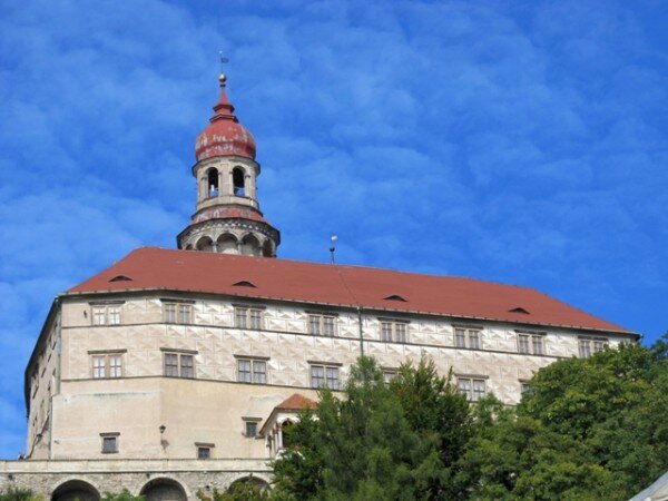 Obnova věže náchodského zámku přijde na 5,5 milionu korun. Práce by měly skončit v srpnu nebo září tohoto roku. 