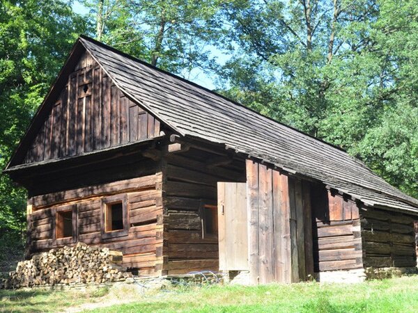 V roubené chalupě nacházející se ve Valašském muzeu v přírodě byla použita metoda horkovzdušné sanace.