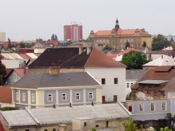 Areál kolínského zámku, tak trochu schovaného v okolní zástavbě města, stále chátrá, opraveno bylo zatím jen jedno křídlo, kam se přestěhovala část městského úřadu.