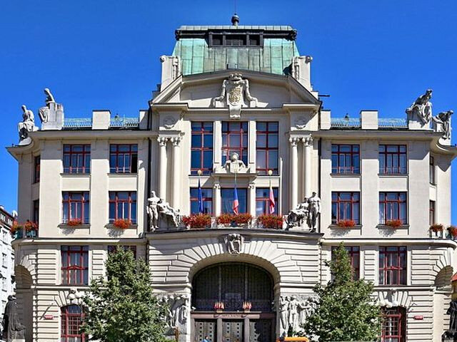 Magistrát hlavního města Prahy sídlí v budově Nové radnice na Mariánském náměstí.