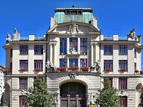 Magistrát hlavního města Prahy sídlí v budově Nové radnice na Mariánském náměstí.