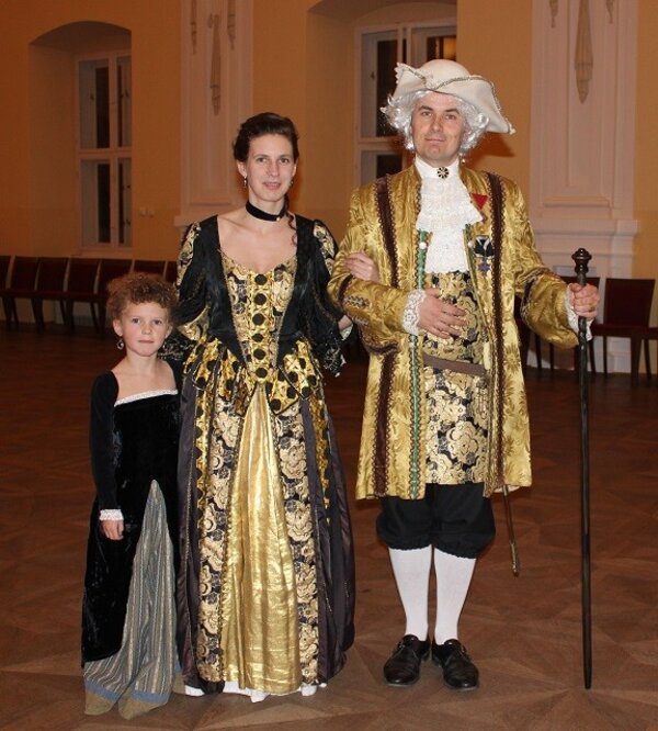 Návštěvníci se mohou rozhodnout, zda si zámek projdou sami nebo si poslechnou výklad průvodců v kostýmech.