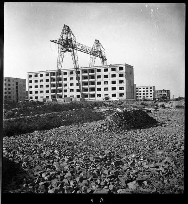 Výstavní projekt nahlíží na téma výstavby panelových sídlišť v 70. a 80. letech jako neopakovatelný urbanistický, architektonický či designerský experiment.