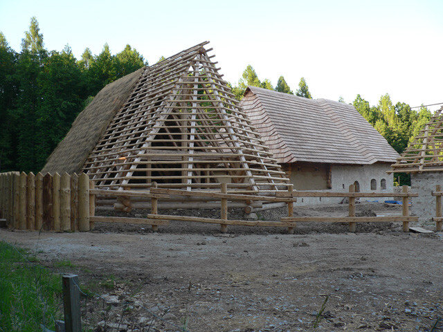 Pohled na vznikající stavbu archeoskanzenu