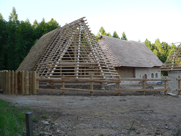 Pohled na vznikající stavbu archeoskanzenu
