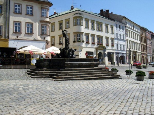 U Neptunovy kašny na Dolním náměstí v Olomouci objevili archeologové unikátní nález – pozdně gotickou kapli sv. Markéty.