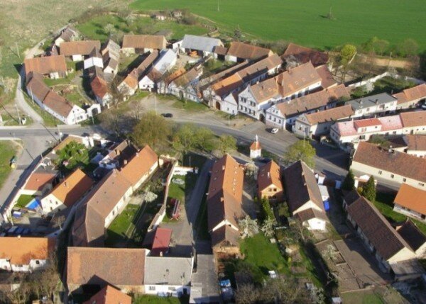 Náves Koterova, místní části Plzně, je vesnickou památkovou rezervací (ilustrační foto).