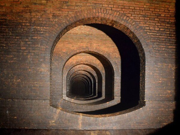 Svou formou stavba asociuje starověké labyrinty, istanbulské vodojemy nebo fantastické kulisy známé z románů Julese Vernea.