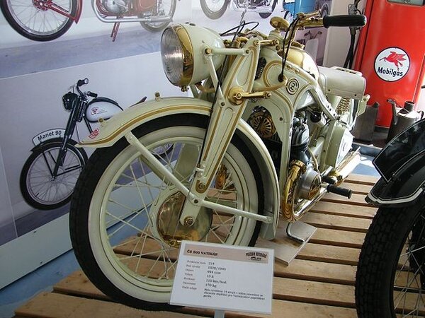 Muzeum nedaleko zámku Konopiště má ve svých sbírkách také repliku motocyklu ČZ 500 Vatikán.