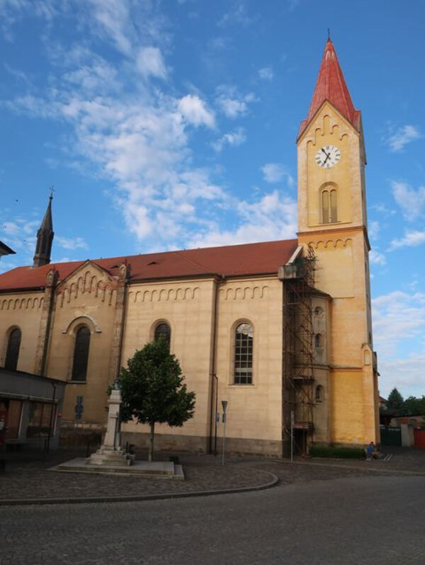 Současný stav kostela sv. Martina ve Mšeně po několika etapách oprav
