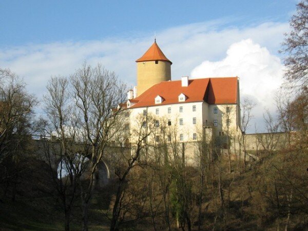 Na most hradu Veveří se vrátily sochy světců.