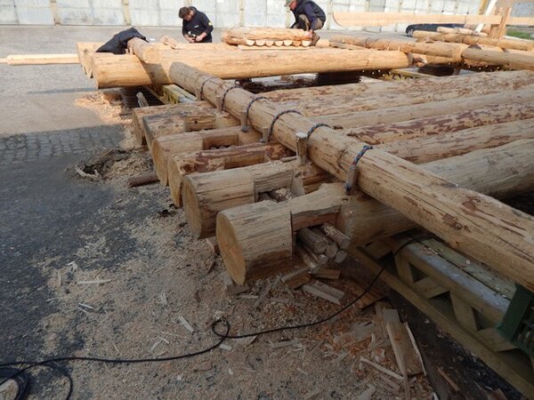 V areálu bývalých ženijních kasáren proběhlo odkornění a poté zahájena stavba vorových tabulí.