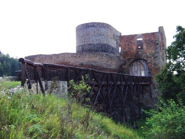 Mezi 33 neobjevených památek byl zařazen také romantický hrad Krakovec, kde se natáčel známý pohádkový muzikál Ať žijí duchové!