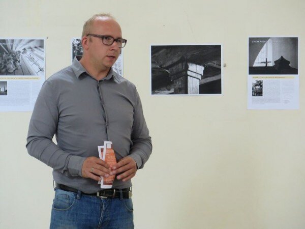 Výstavu kostel365.cz instalovanou v kapli sv. Alžběty v Opavě zahájil Tomáš Skalík ze spolku Za Opavu.