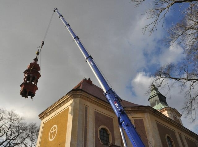 Při sundání sanktusní věže musel asistovat vysokotonážní jeřáb.