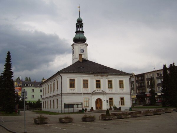 Radnice v Jeseníku. Město získalo v roce 2012 dotace z programu Obnova kulturních památek v Olomouckém kraji na sanaci zdiva radniční budovy.