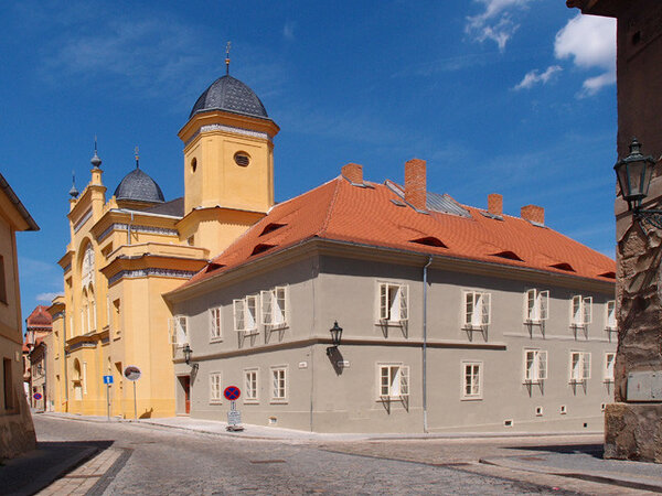 Obnovená žatecká synagoga s rabinátem