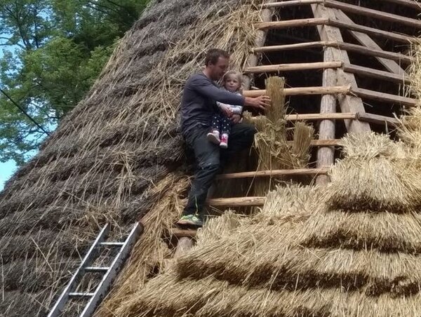 Jan Radiměřský s dcerou na jedné z doškových střech