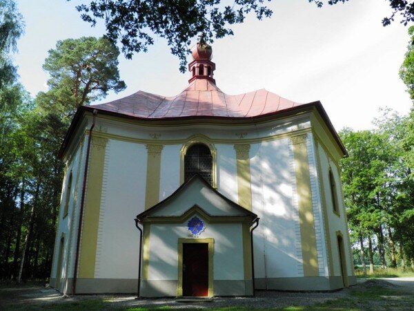 Rokokový kostel je největší stavbou poutního místa u sv. Anny nedaleko městečka Pohled.