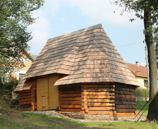 Polygonální stodola z Těchobuze je jednou z 10 opravených památek v obci (ilustrační foto).