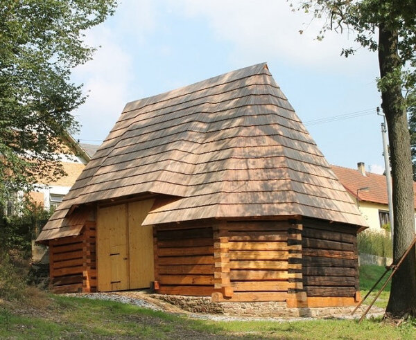Polygonální stodola z Těchobuze je jednou z 10 opravených památek v obci (ilustrační foto).